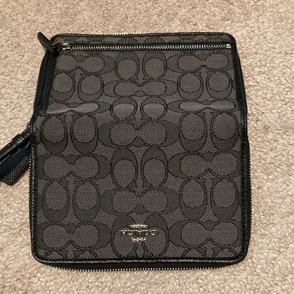 COACH SHOULDER BAG. BLACK PURSE IS CLEAN! THROWING USED WALLET IN AS EXTRA. EUC - Picture 4 of 15